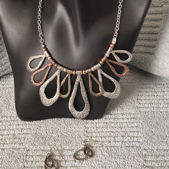 Animal Print necklace with matching pierced/dangling earrings - Picture 5 of 5